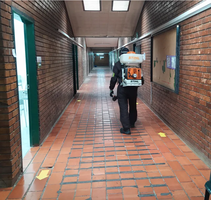 Fumigación en un colegio de Bogotá