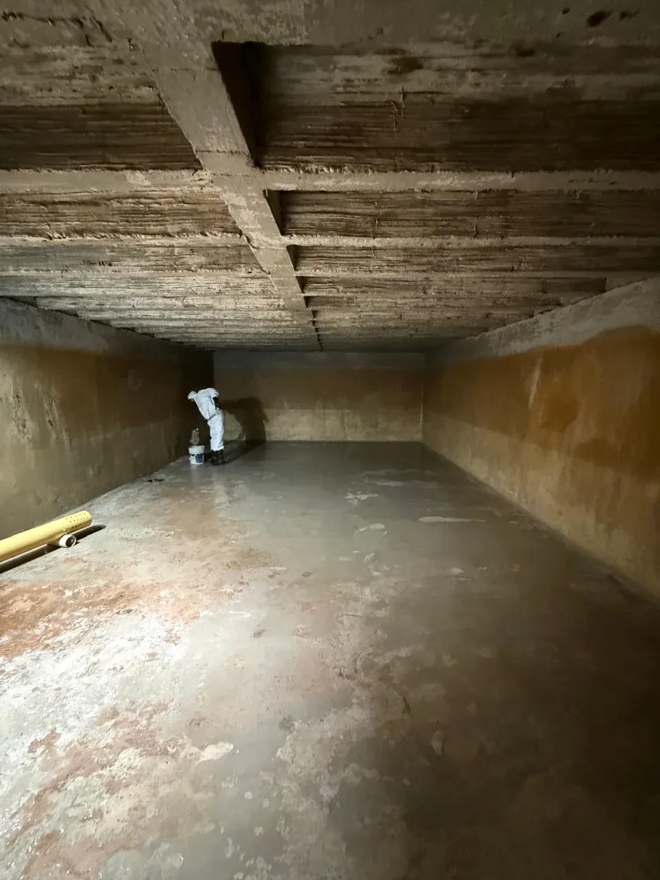 Técnico lavando el interior de un tanque subterráneo de agua en Bogotá