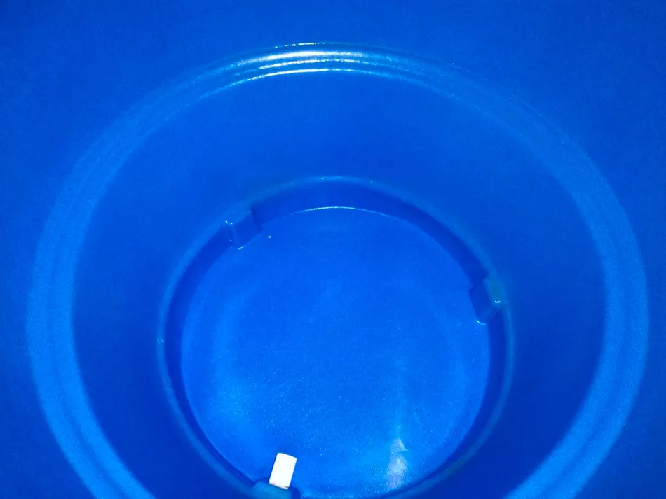 Tanque de agua azul limpio, sin manchas ni residuos, después del lavado y la desinfección en Bogotá