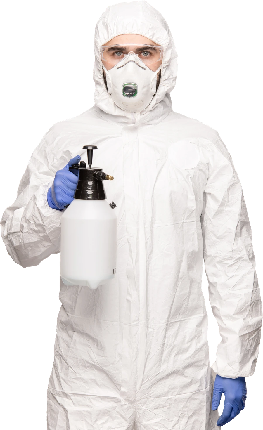 Técnico de fumigación con traje de protección y fumigadora manual en Bogotá