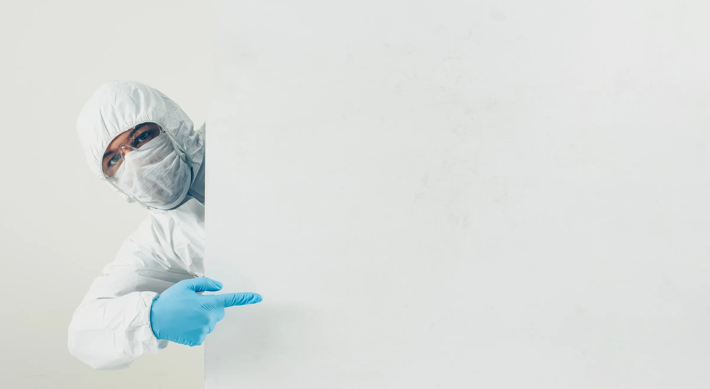Técnico con traje de protección señala los servicios de fumigación en Bogotá