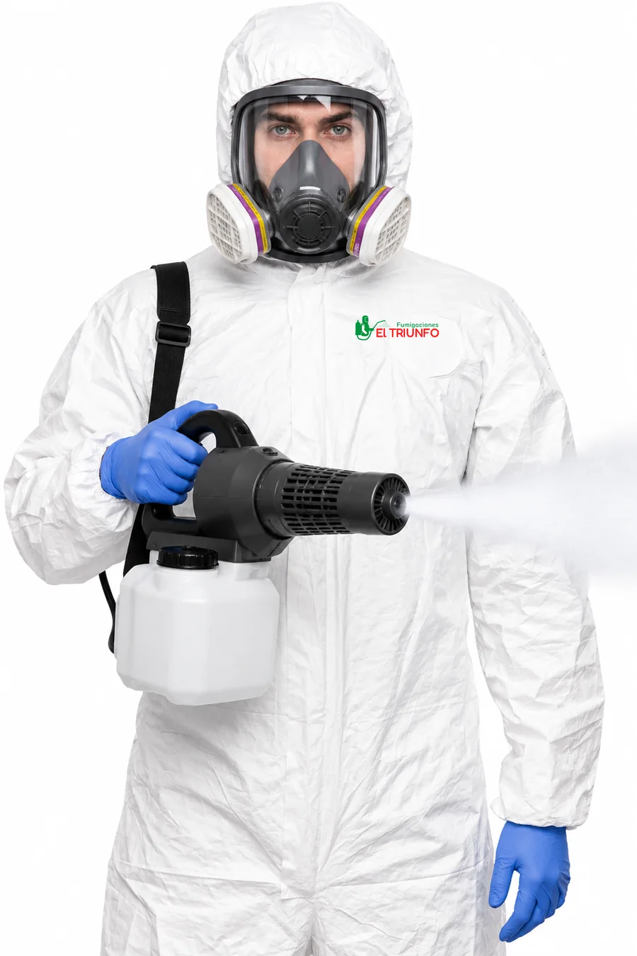 Técnico de Fumigaciones El Triunfo con traje, máscara y nebulizadora en un servicio en Bogotá
